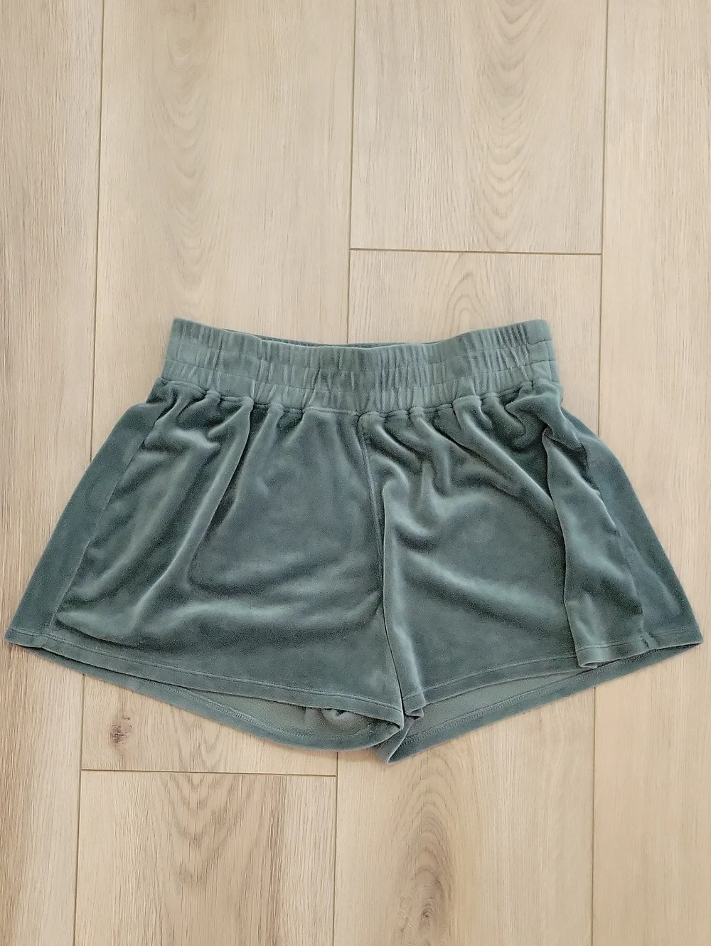 Hollister Velvet High-Waist Lounge Shorts — Sage Green